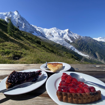 Enjoying cakes at Plan de l'Aiguille.