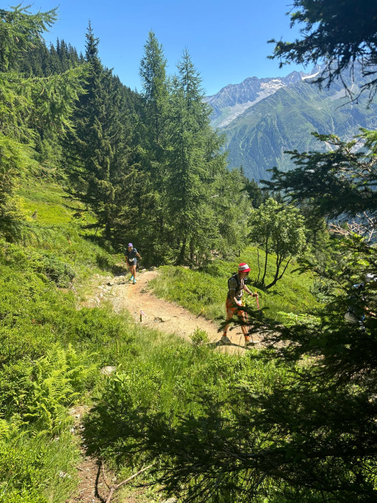 Runners going up to Fl&eacute;g&egrave;re from Argenti&egrave;re